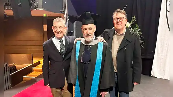Hombre de 95 años se gradúa en la universidad y va por el doctorado: "¿Quién dijo que es tarde para aprender?"