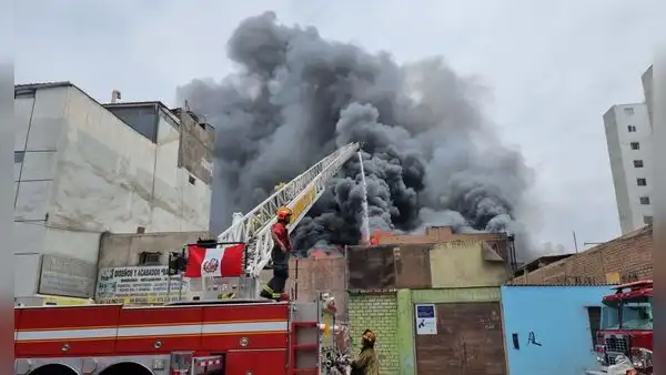Incendio en San Miguel deja 20 familias con casas destruidas por explosiones: "Lo perdimos todo"