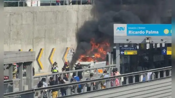 Miraflores: auto se incendia en vía expresa a metros de la estación Ricardo Palma