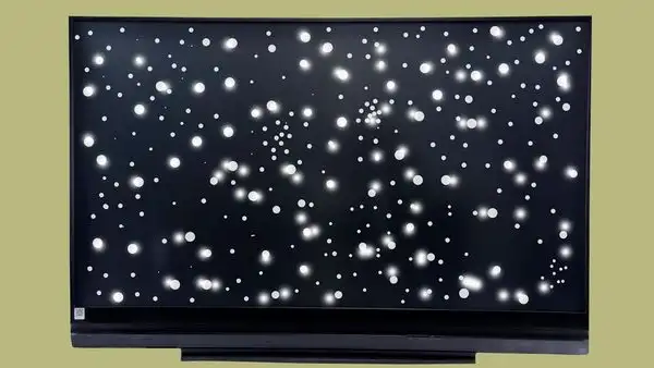 ¿Por qué aparecen puntos blancos en la pantalla de tu smart TV y cómo solucionarlo?