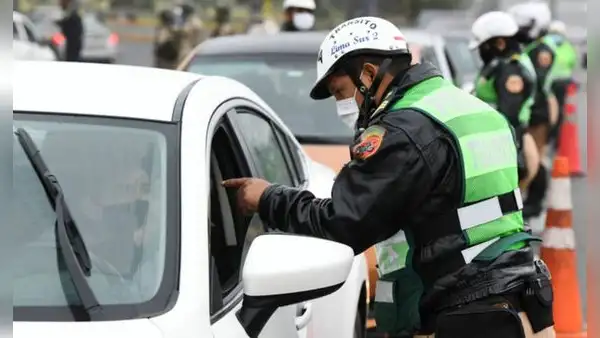 Si no puedo mostrar mi licencia electrónica en una intervención policial, ¿me pueden multar?