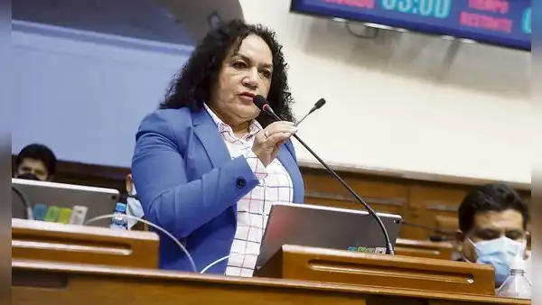 Congreso blinda a María Acuña por denuncia constitucional de recorte de sueldo