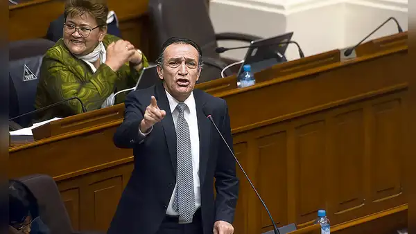 Congreso blinda a Héctor Becerril y Dina Boluarte, pero acusa a Martín Vizcarra