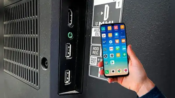 ¿Qué pasa cuando conectas tu teléfono al puerto USB que tu Smart TV tiene en la parte trasera?