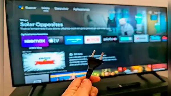 Esto le puede pasar a tu televisor Smart TV si lo desenchufas sin haberlo apagado antes