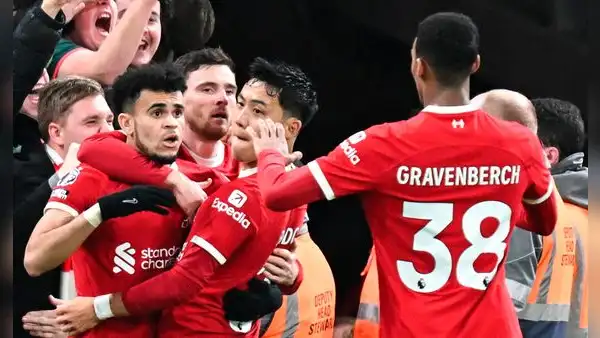 Liverpool volteó el encuentro: ganó 4-1 al Luton Town y es líder de la Premier League