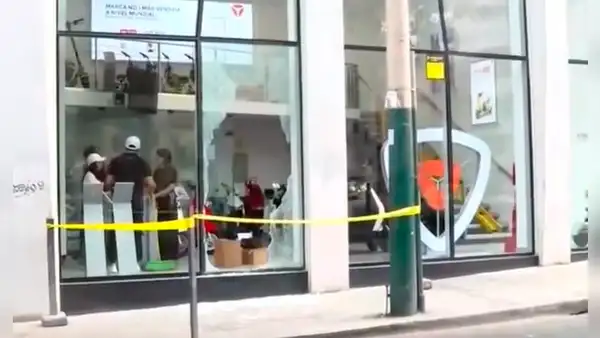 Lince: delincuentes rompieron luna de negocio para robar motos valorizadas en más de S/5.000