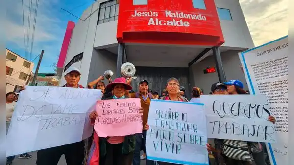 SJL: ambulantes de la av. Los Jardines protestan frente a municipalidad tras ser desalojados