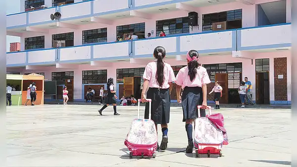 Año escolar golpeará a los hogares con alzas de 10% en matrículas