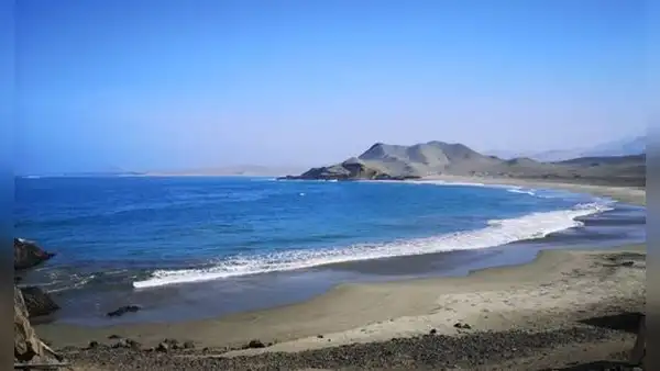 Visita la playa de aguas tranquilas y turquesas escondida entre dunas, solitaria y muy cerca de Lima