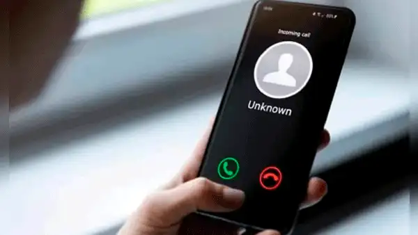 ¿Quién realiza las misteriosas llamadas telefónicas que cuelgan apenas contestas?