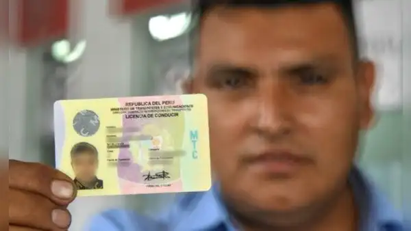 ¿Hasta qué edad se puede tramitar una licencia de conducir en el Perú?