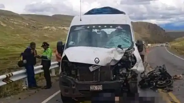Puno: hombre, que viajaba en moto para visitar a su madre, muere en el camino tras chocar con combi