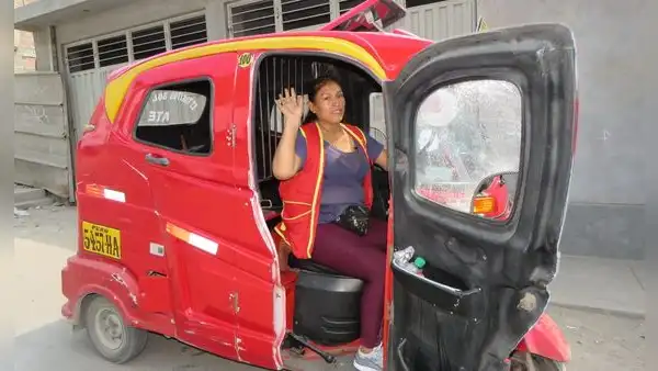 La peruana que trabaja como mototaxista en Ate para solventar a sus 3 hijos: "Quiero que sean profesionales"