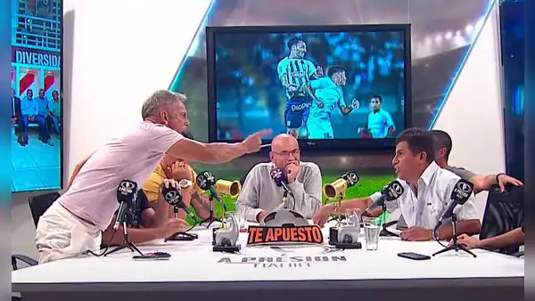 Julinho pierde los papeles y pelea con panelista de 'A presion' tras analizar el Alianza vs. Cristal