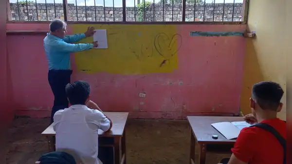 Iquitos: cerca de 1.800 alumnos inician año escolar sentados en sillas rotas y sin pizarra