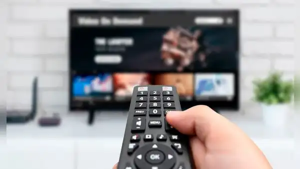 ¿Qué pasa si mantienes presionado el botón de apagado del control remoto de tu smart TV?