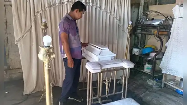 Iquitos: bebé es velado hace 3 días por falta de dinero para ser enterrado