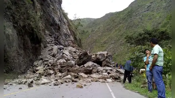 Carretera Central: 16 distritos limeños en riesgo por caída de rocas tras accidente en San Mateo