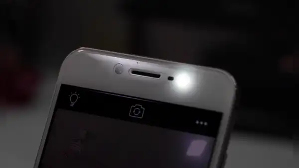 ¿Por qué ya no se fabrican celulares con flash delantero y qué modelos todavía lo usan?