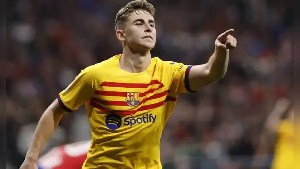 Barcelona goleó 3-0 a Atlético Madrid y es el único escolta del Real en LaLiga