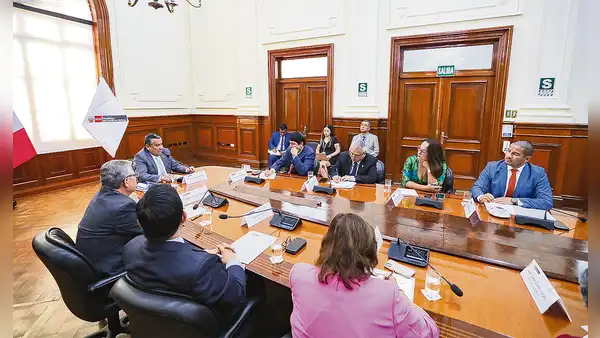 Gustavo Adrianzén inicia su ronda de diálogo con los votos casi seguros