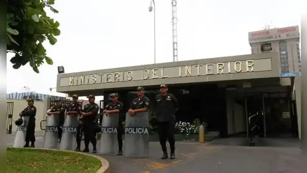 Fiscalía allana el Ministerio del Interior por contratación irregular de gerente de Comunicaciones