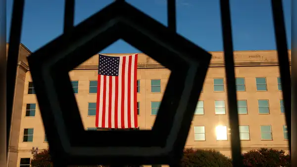 El curioso motivo de por qué hay 13 franjas en la bandera de los Estados Unidos
