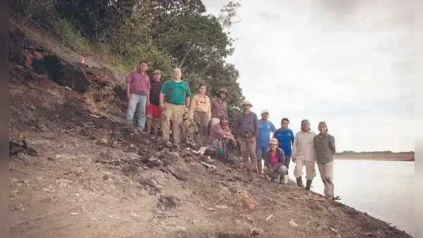 Los hombres que hallaron al delfín gigante amazónico