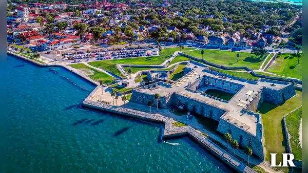 ¿Cuál es la ciudad más antigua de EE. UU. y por qué es considerada un atractivo turístico?