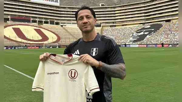 Gianluca Lapadula se emocionó al recibir camiseta de Universitario y dejó comentario que ilusiona a hinchas