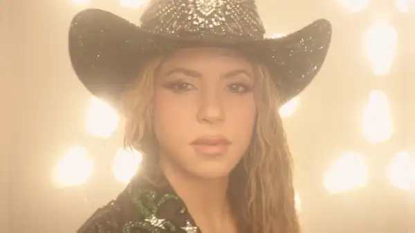 Shakira estrena videoclip de ‘Entre paréntesis’, canción con Grupo Frontera