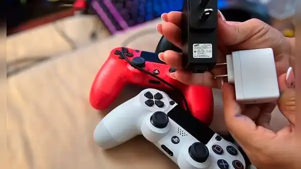 ¿Por qué nunca debes cargar el mando de tu PS5 o PS4 con el cargador de tu celular?