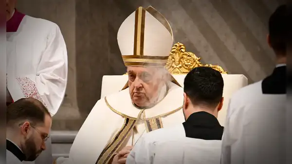 Papa Francisco presidió vigilia del Sábado Santo luego de renunciar al vía crucis por salud