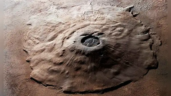 Descubre el volcán más alto del sistema solar que supera 3 veces al Everest de la Tierra y está en Marte