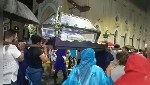 Loreto: procesión por Semana Santa recorre 15 cuadras bajo lluvia torrencial y tormenta en Iquitos