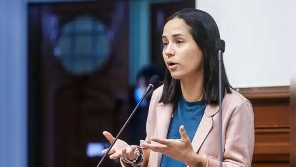 Sigrid Bazán sobre respaldo de bancadas a Dina Boluarte: "Le garantizan impunidad para robar"