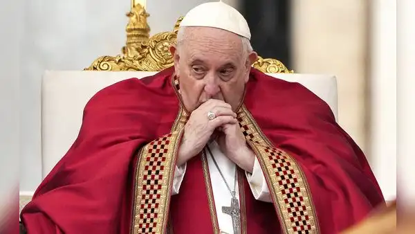 Papa Francisco alerta sobre guerra en Europa en medio de preocupación por su salud en misa de Pascua