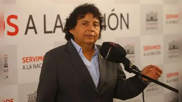 Aprueban informe para sancionar a Susel Paredes por llamar "brutos" e "idiotas" a congresistas