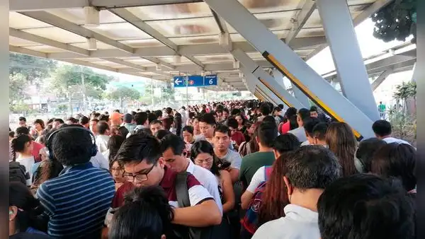 Metropolitano colapsa por segundo día consecutivo: usuarios reportan largas colas
