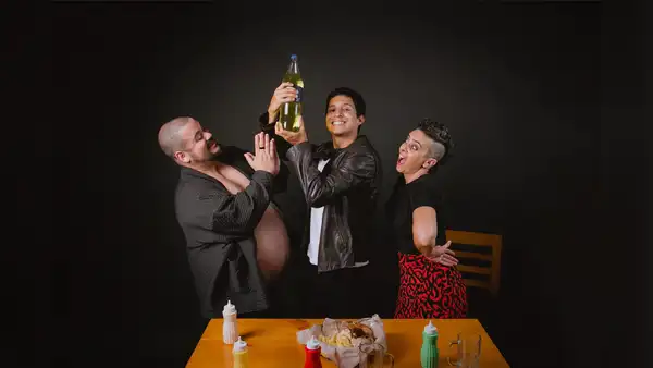 "Mudarse de sí (pollito con papas)": Un Viaje Emotivo por las Vicisitudes Familiares y Artísticas