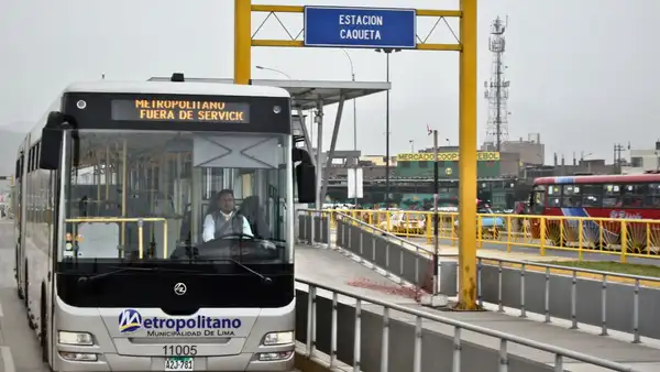 Caos en el Metropolitano: reportan larga fila de autobuses varados en la estación Caquetá