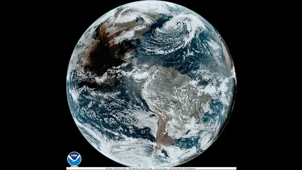 Las impresionantes imágenes de la Tierra desde el espacio durante el último eclipse solar total