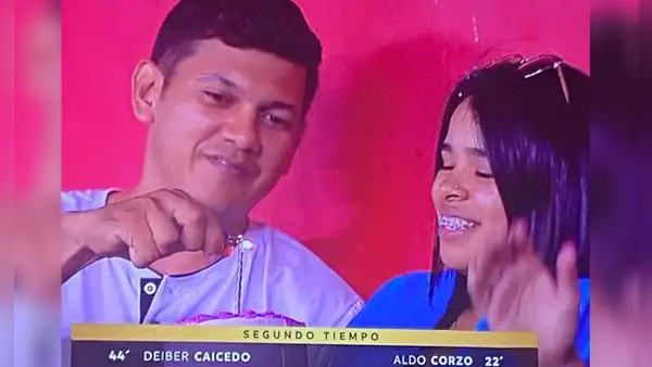 Hincha celebró cumpleaños de su pareja durante partido de Junior vs. Universitario: “El último romántico”