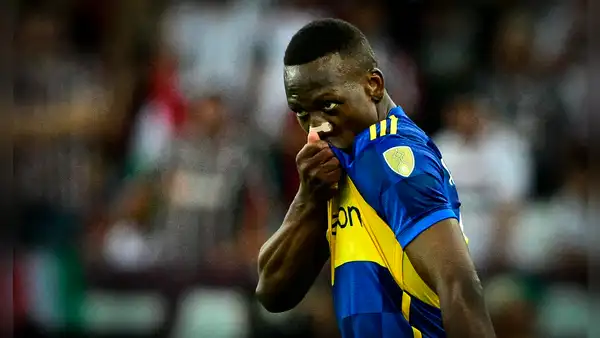 Luis Advíncula obtendrá sorpresiva nacionalidad aparte de la peruana y que no es argentina