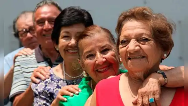 Mayores de 70 años pagarán mitad de precio en transporte público: todo lo que se sabe de la propuesta del Congreso