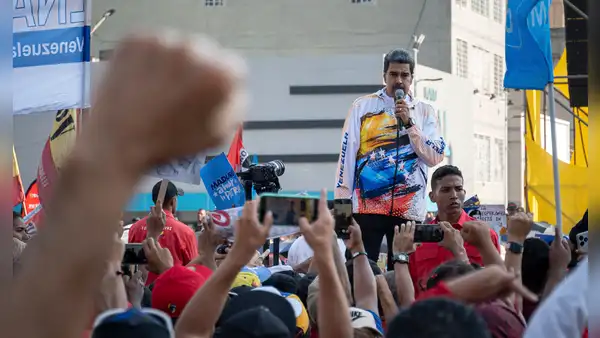 Cerca del 40% de venezolanos migraría del país si vuelve a ganar Maduro, según encuesta