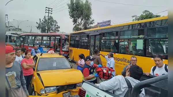 Triple choque en Comas: bus de El Rápido colisionó con alimentador del Metropolitano y dejó 12 heridos