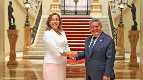César Acuña advierte que investigaciones contra Dina Boluarte afectan las inversiones