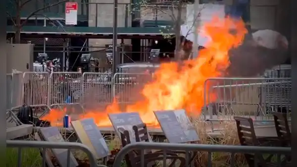 Hombre se prende fuego frente al tribunal donde Donald Trump es juzgado en Nueva York